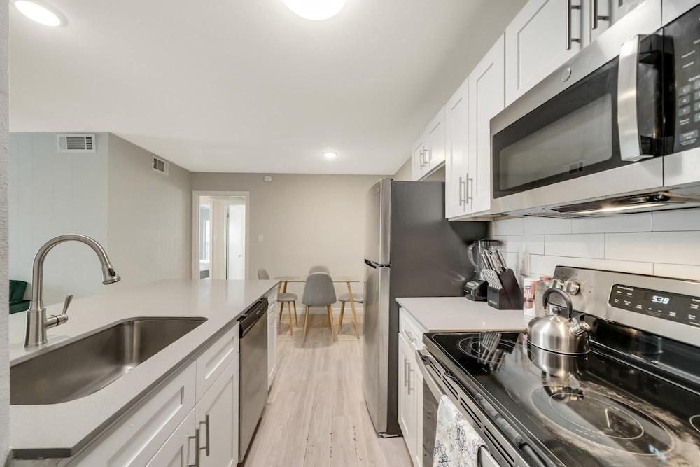 Modern 2BR Near UT Hyde Park Evonify