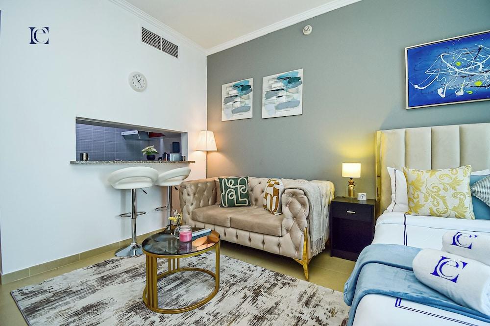 Silver - Modern Studio with lake view