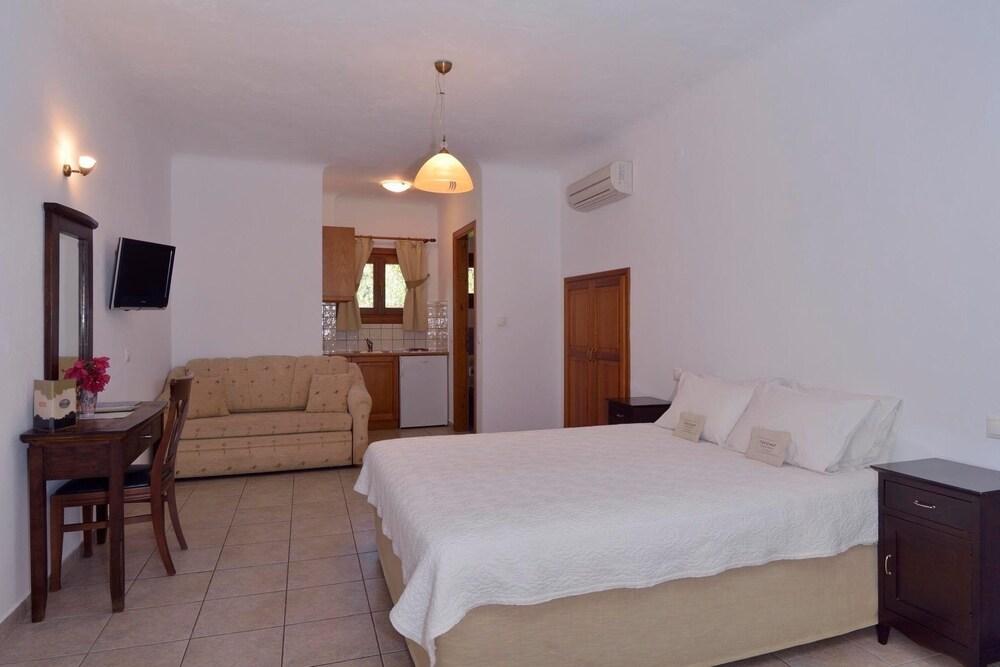 Hotel Alkifron Kala Nera