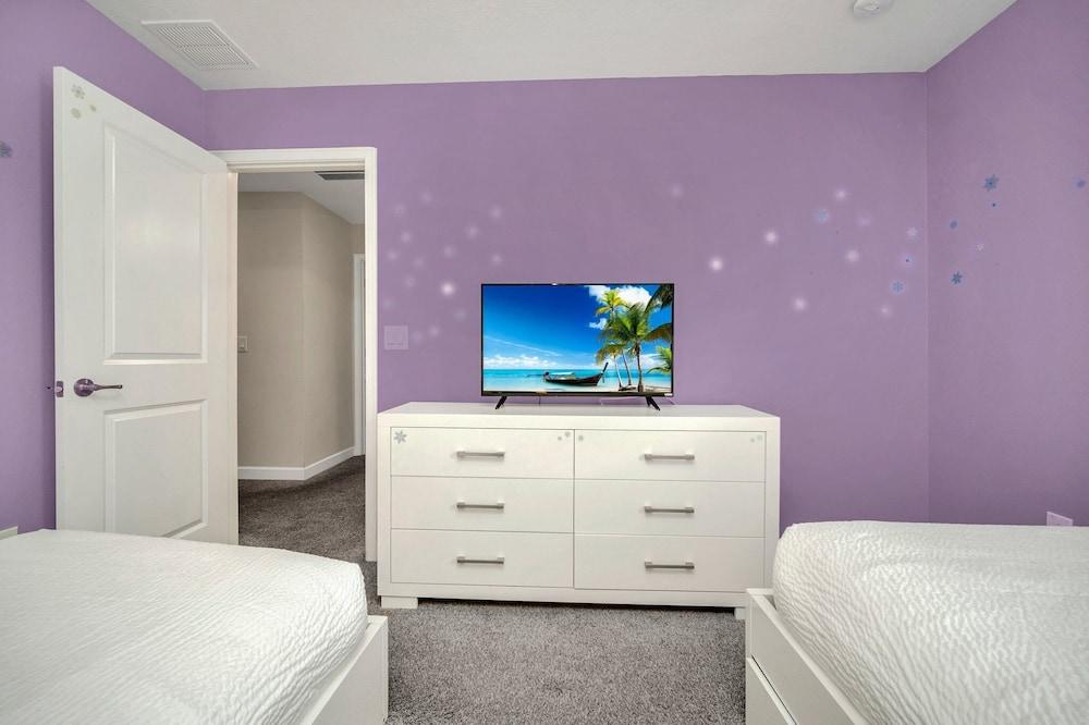 Gorgeous, Modern Home W/private Pool!