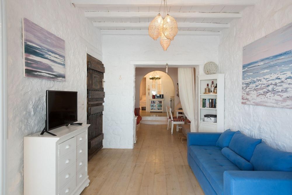 Elegant villa with ocean views & 2 pools