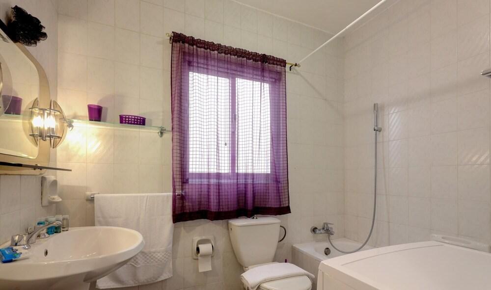 Seaside 2 Bedroom Apt w Side Sea Views - New