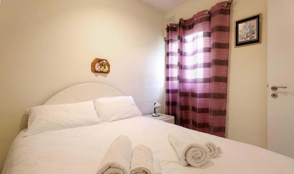 Seaside 2 Bedroom Apt w Side Sea Views - New