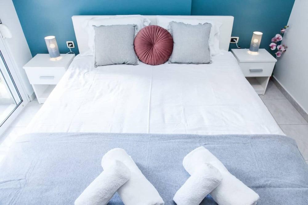 Elegant & Spacious  Apt. with Sea View