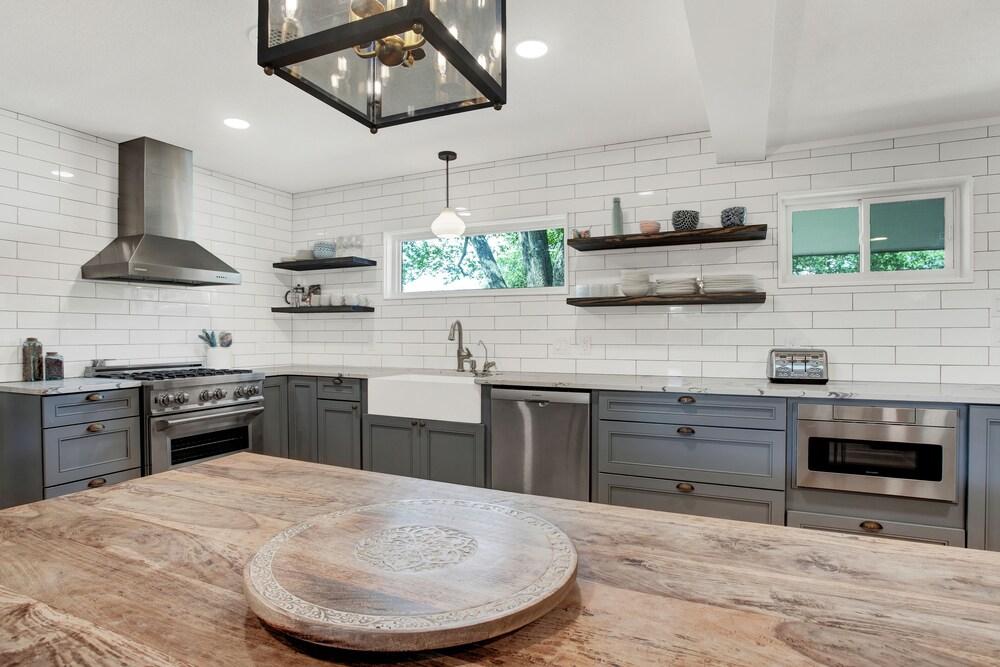 Luxury Home Right Across From Albert Dance Hall!!