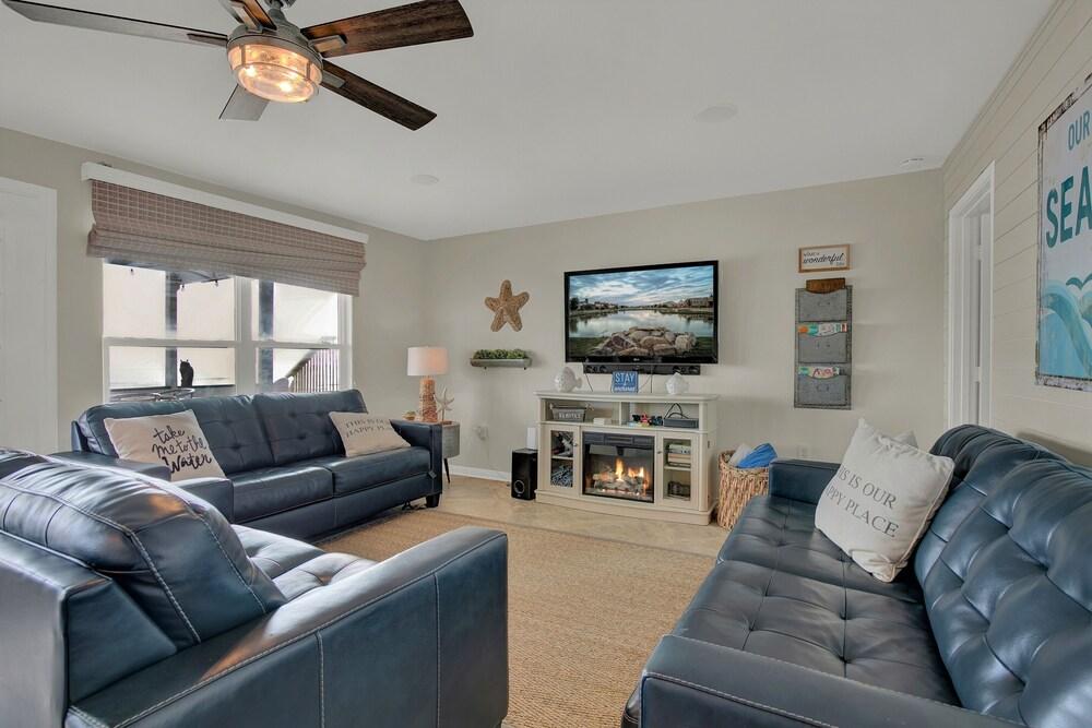 New! Beachfront Home W/grill & Stunning Views!