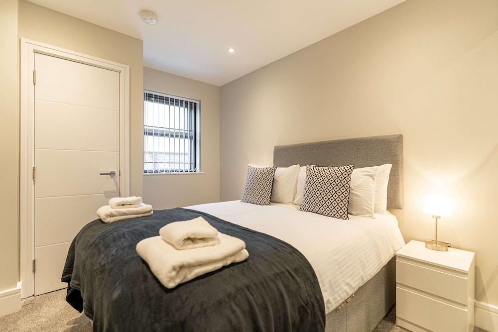 Celador Apartments - Bond House