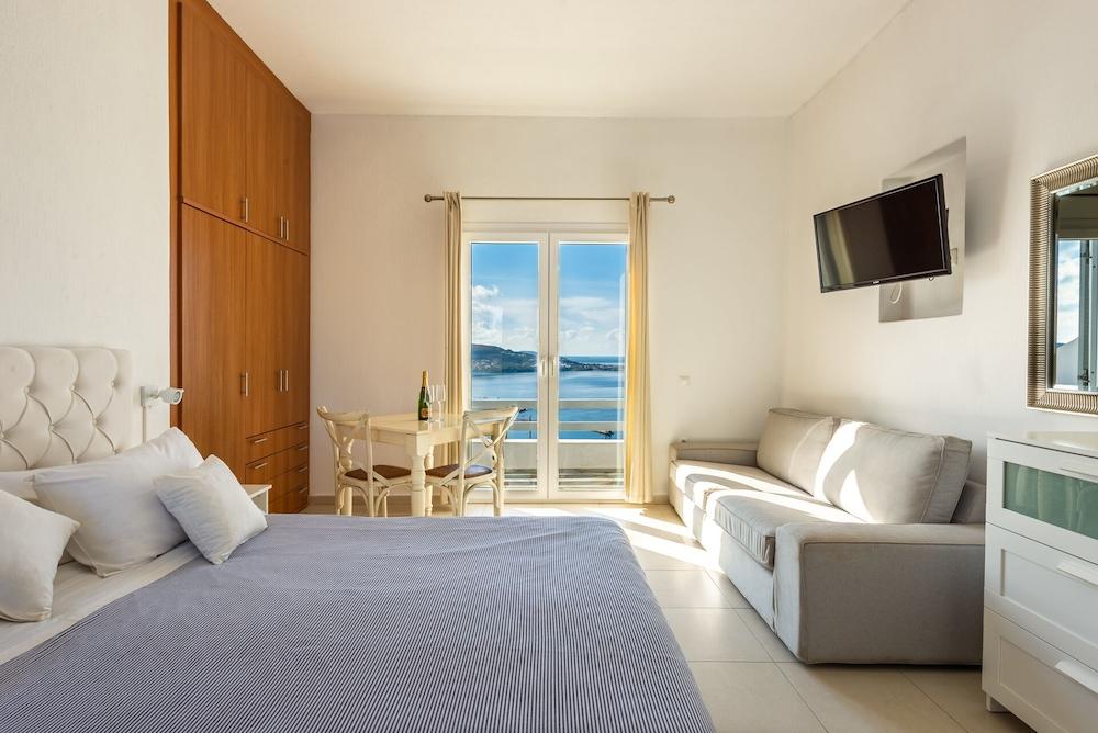 Maroulinas View Studios & Apartments
