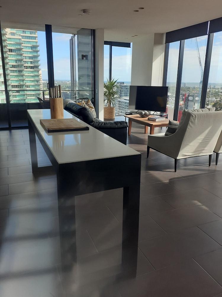 Top Floor Stunning Views