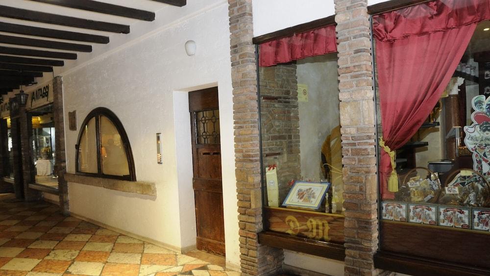 Bs-i633-viem71a1 - Arcimboldo House 2 2