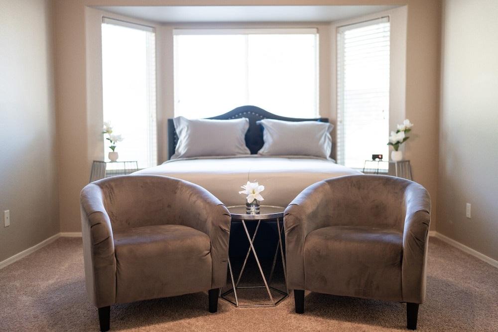 Cozy Hidden Gem - 3BR - 1Den w Backyard