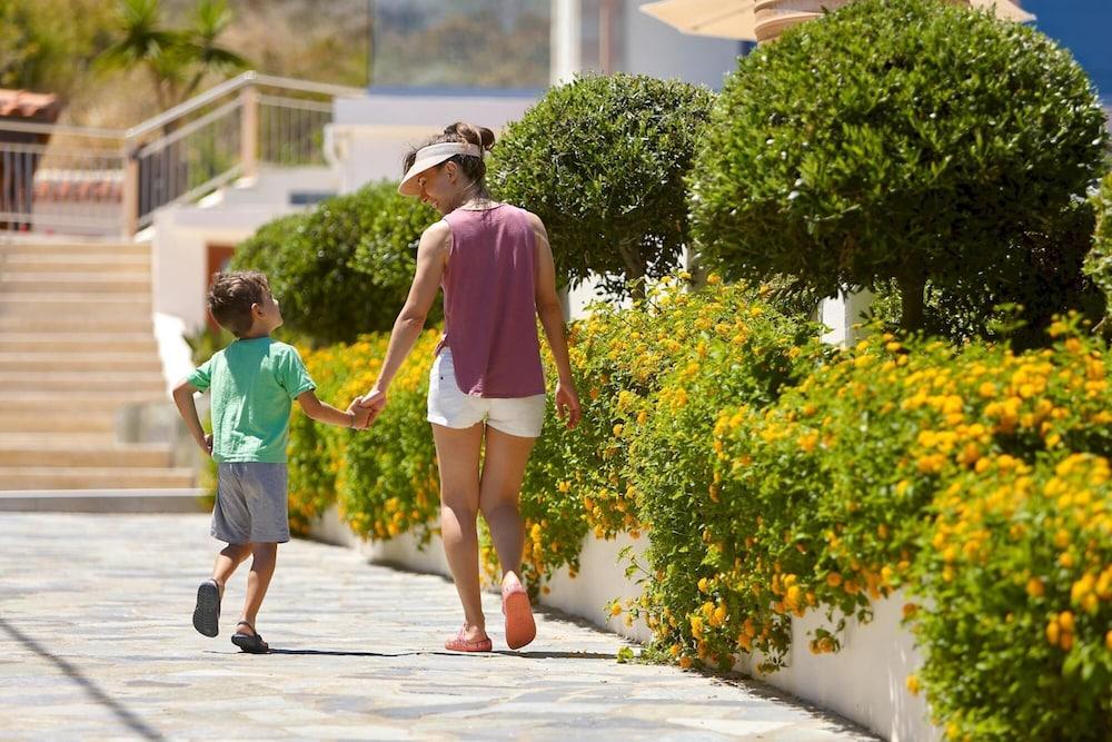 Stylish Pool Side Apartment With Stunning sea View