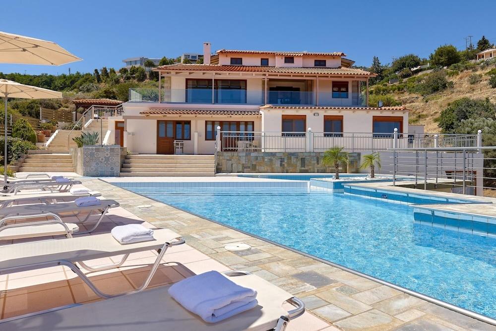 Cozy Pool Front Apartment With sea View Orange