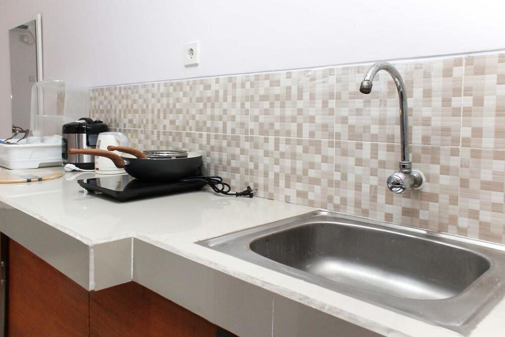 Comfortable And Simply Studio Room At Enviro Apartment