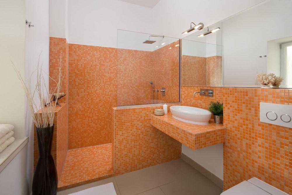 Art Villa Sis With Private Pool