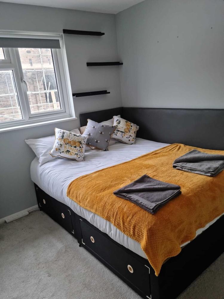 Impeccable 4-bed House in London With Jacuzzi