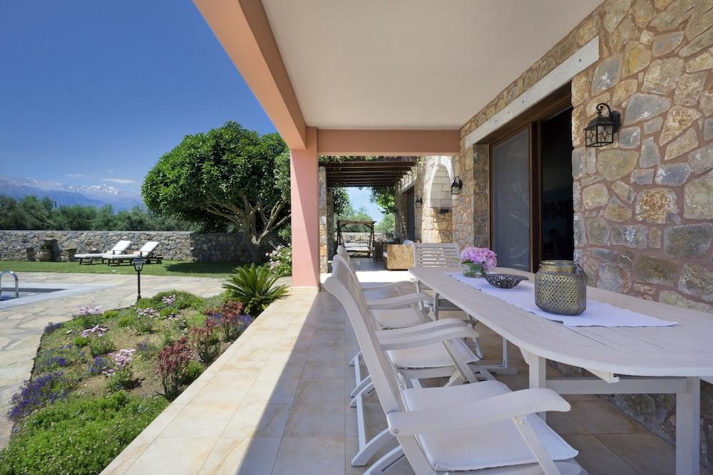 Private Polished Mansion w Private Pool Jacuzzi