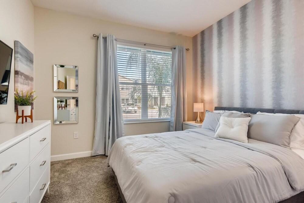 8992 CC - Champions Gate - Amazing 5 Bed