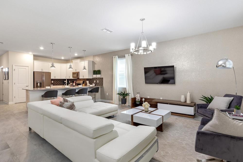 1509 MC - Exquisite 8BR Villa With Pool Games