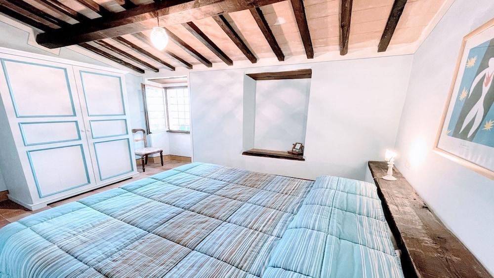 Spoleto Biofarm - All Year Pool Shops and Bars