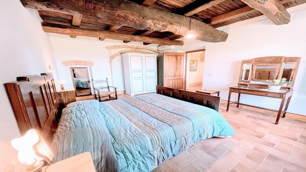 Spoleto Biofarm - All Year Pool Shops and Bars