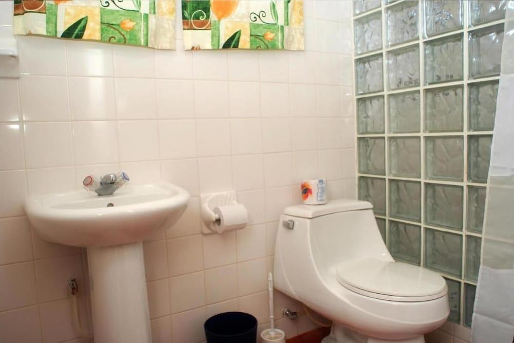 Two Bedroom Apartment With Pool Located in a Quiet Community