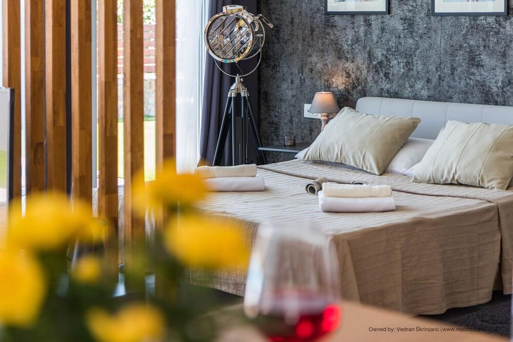 Villa for two Person With Pool in Peroj