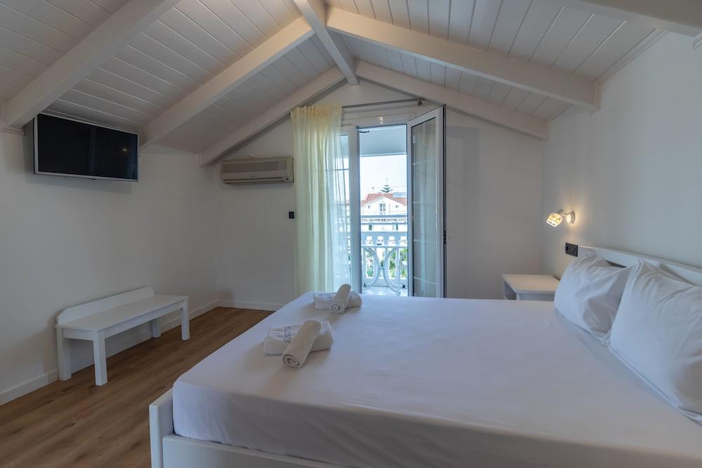 Alamis Hotel & Apartments