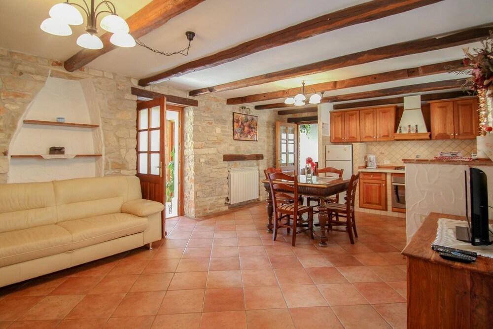 Ariana A4 in Novigrad