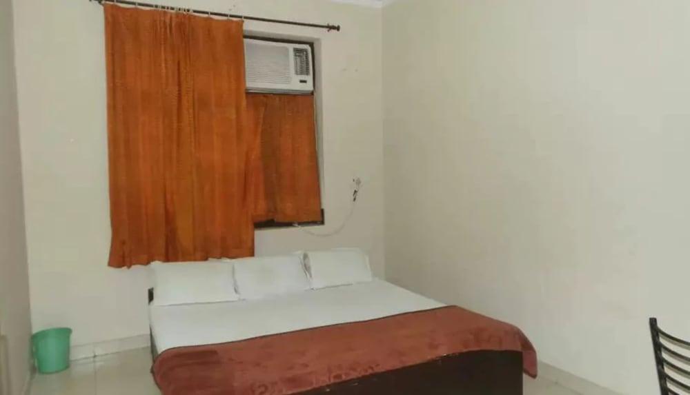 Goroomgo Laddu Gopal Guest HouseMathura