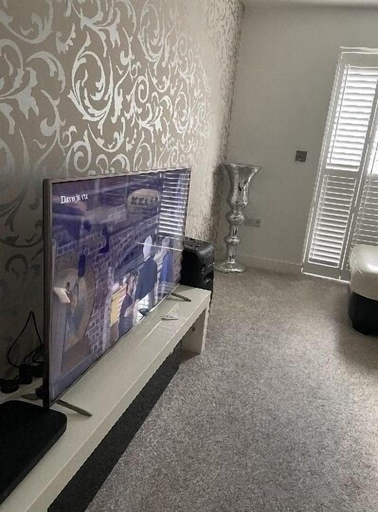 Captivating 2-bed House in Wolverhampton