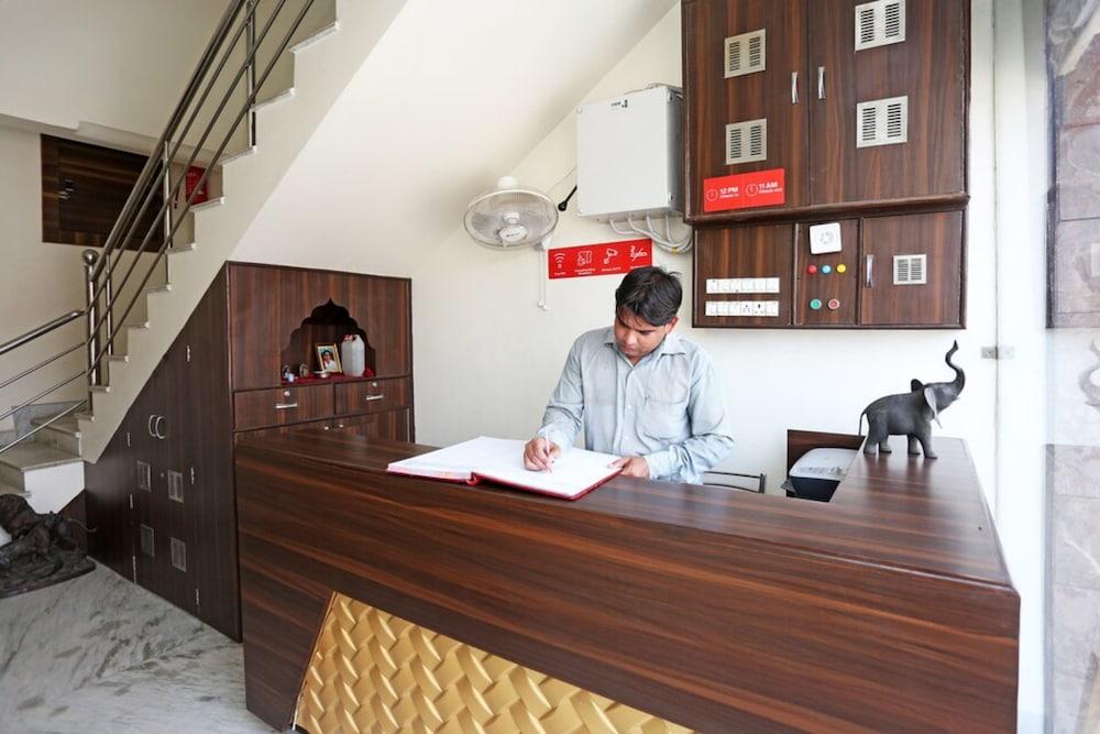 Goroomgo Pushpa Palace Mathura