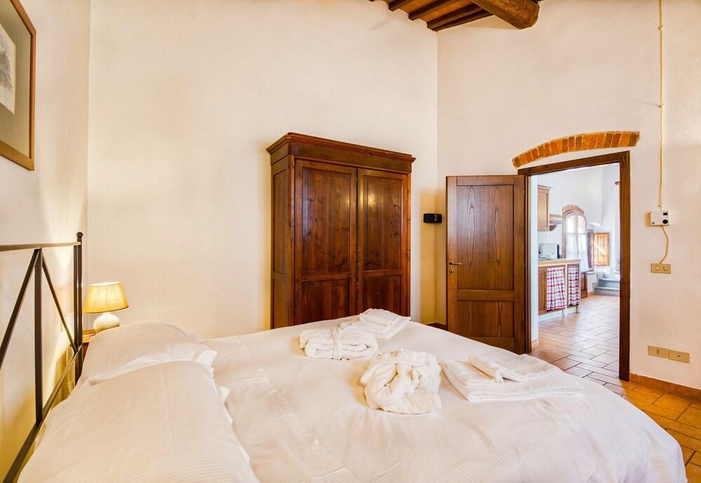 Loro 12 With Shared Pool And Tennis