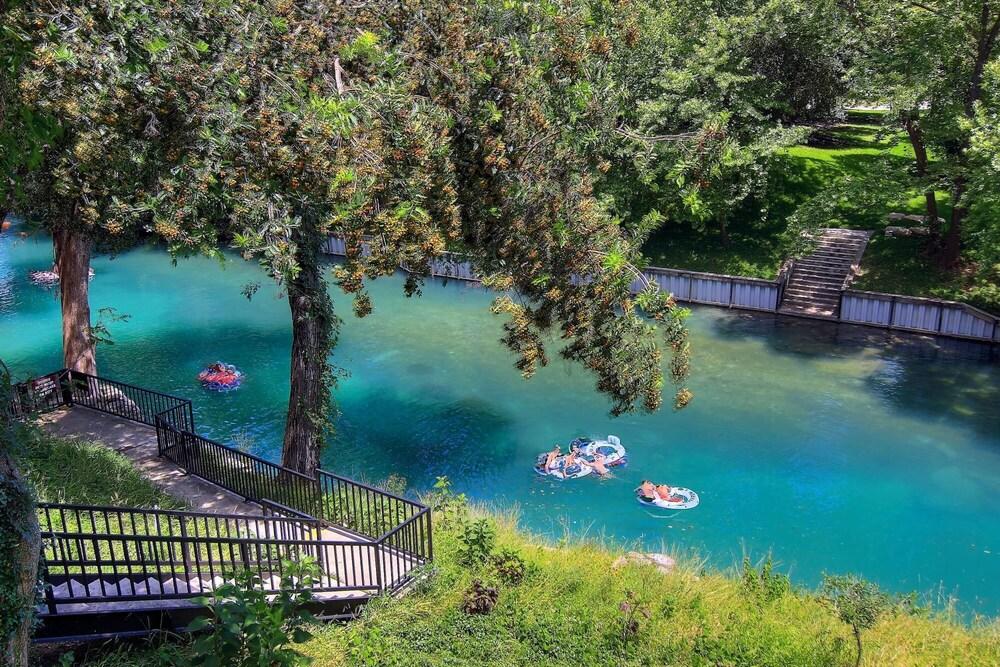 The Float Inn 3 CW B209