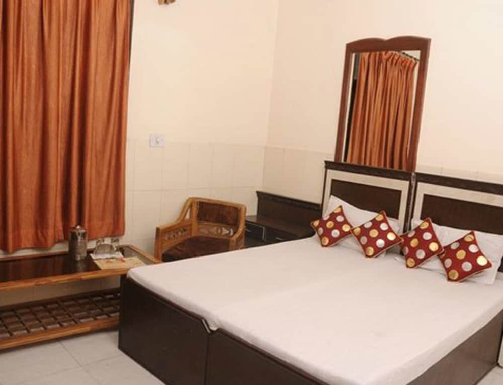 Goroomgo Skyee Residency Chandigarh