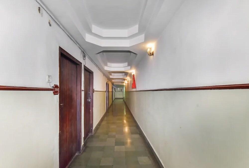 Goroomgo Red Sea Plaza Bhopal