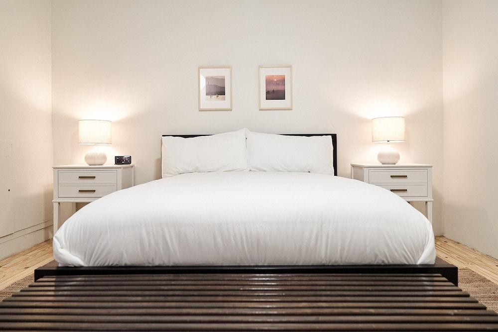 West Home - 900 Lofts