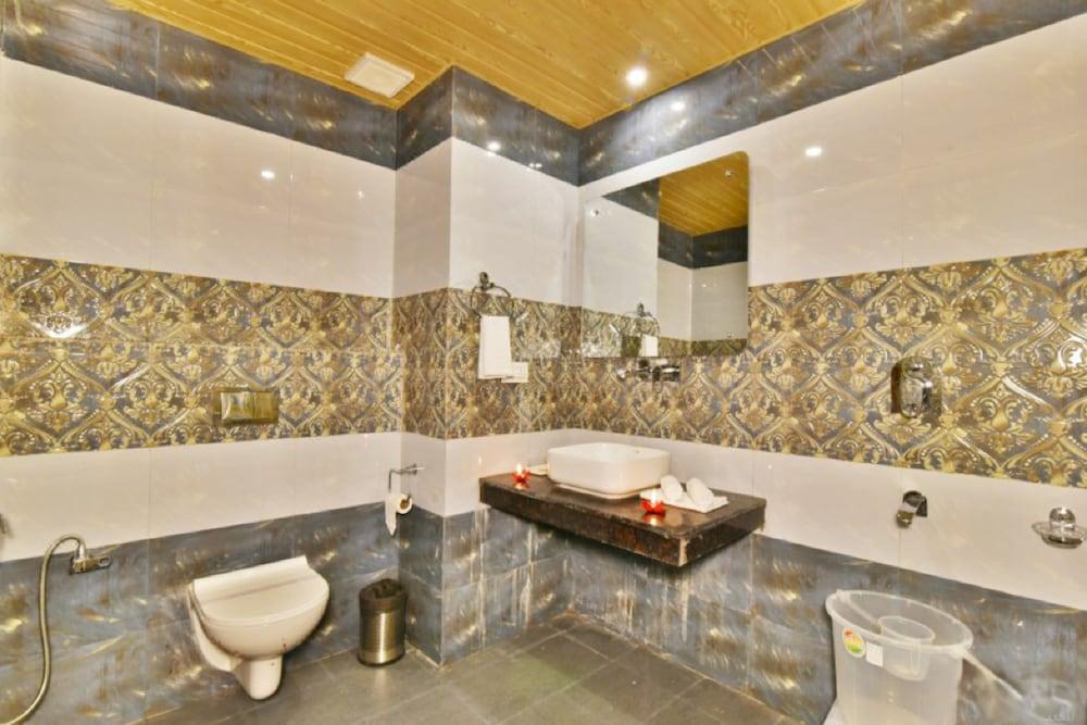 Goroomgo Mars Resort Manali