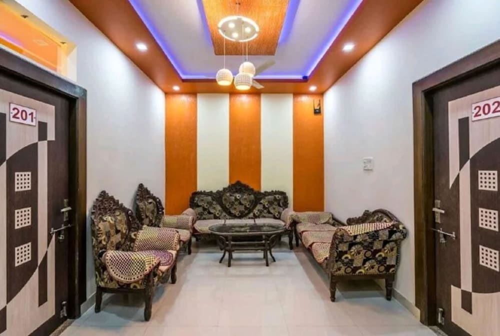 Goroomgo Friends Home Stay Agra