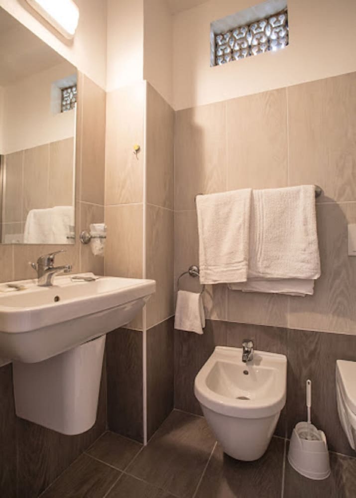 Goroomgo Satyam Int. By Dalhousie