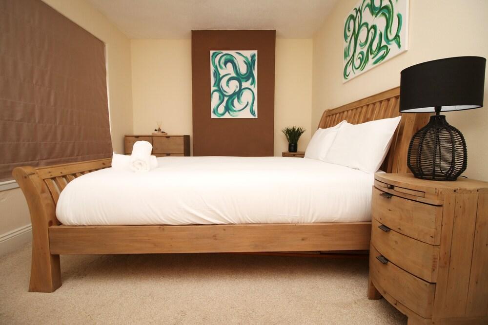 Railway Street by Tŷ SA