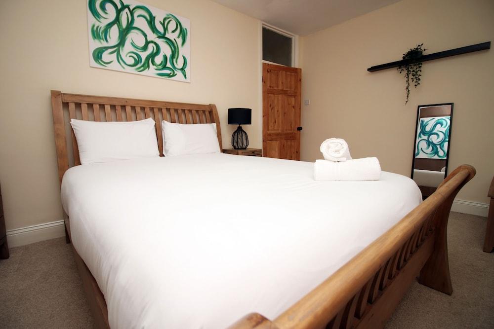 Railway Street by Tŷ SA