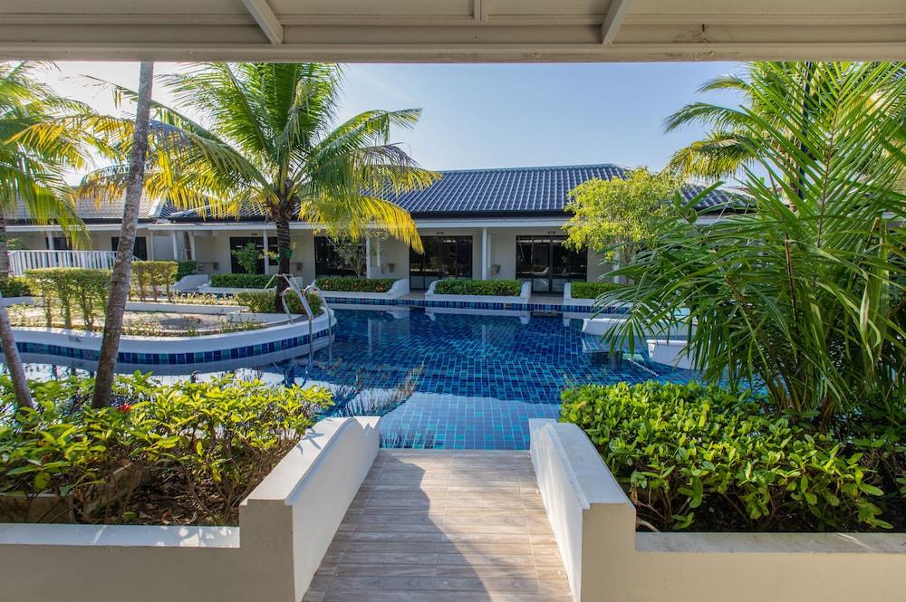 Blu Boat Pool Access Resort