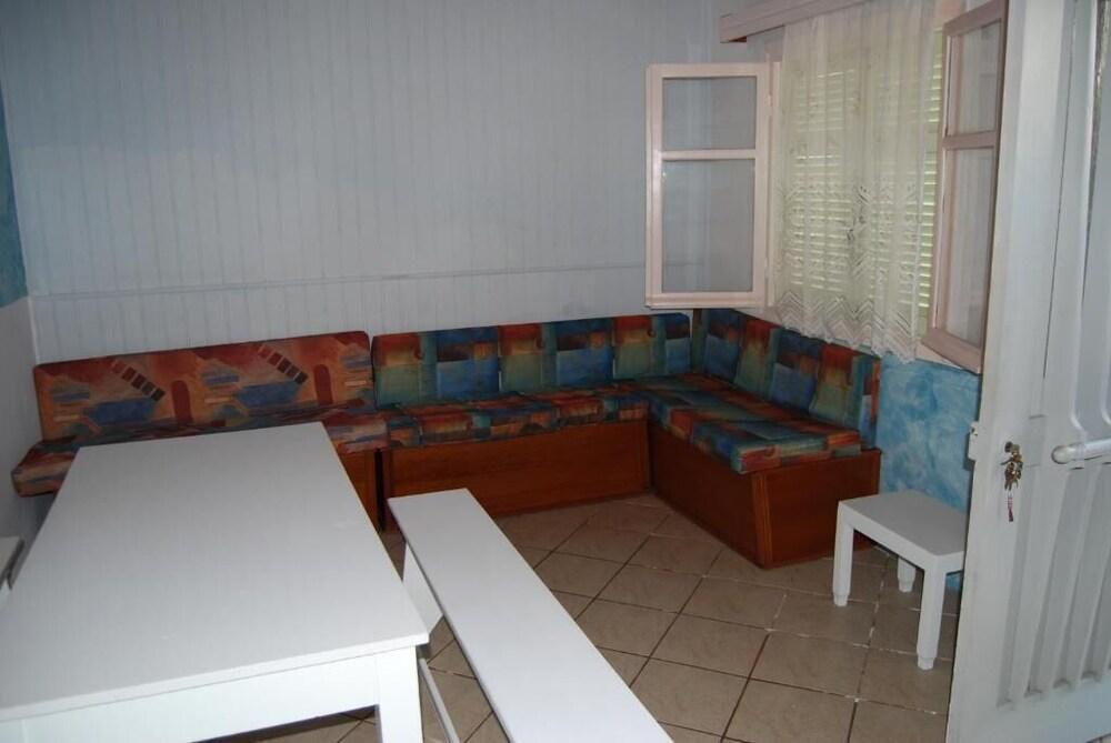 Alexandros Studios Apartments