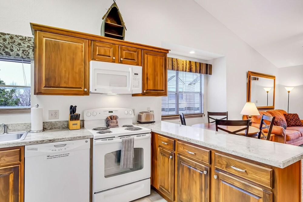 Sunset Terrace 2 Bedroom Condo by Redawning