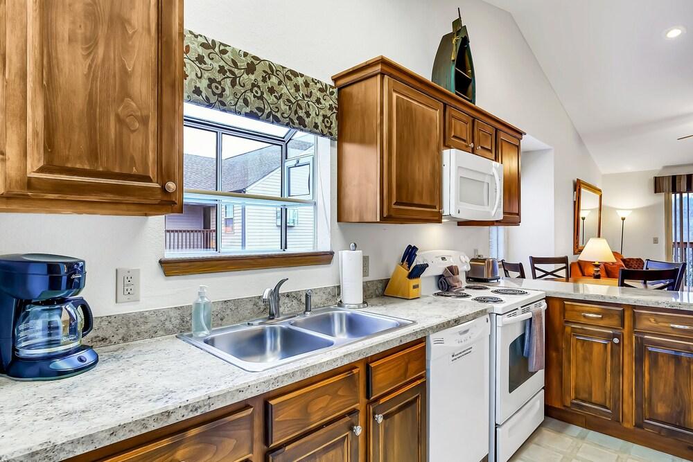 Sunset Terrace 2 Bedroom Condo by Redawning