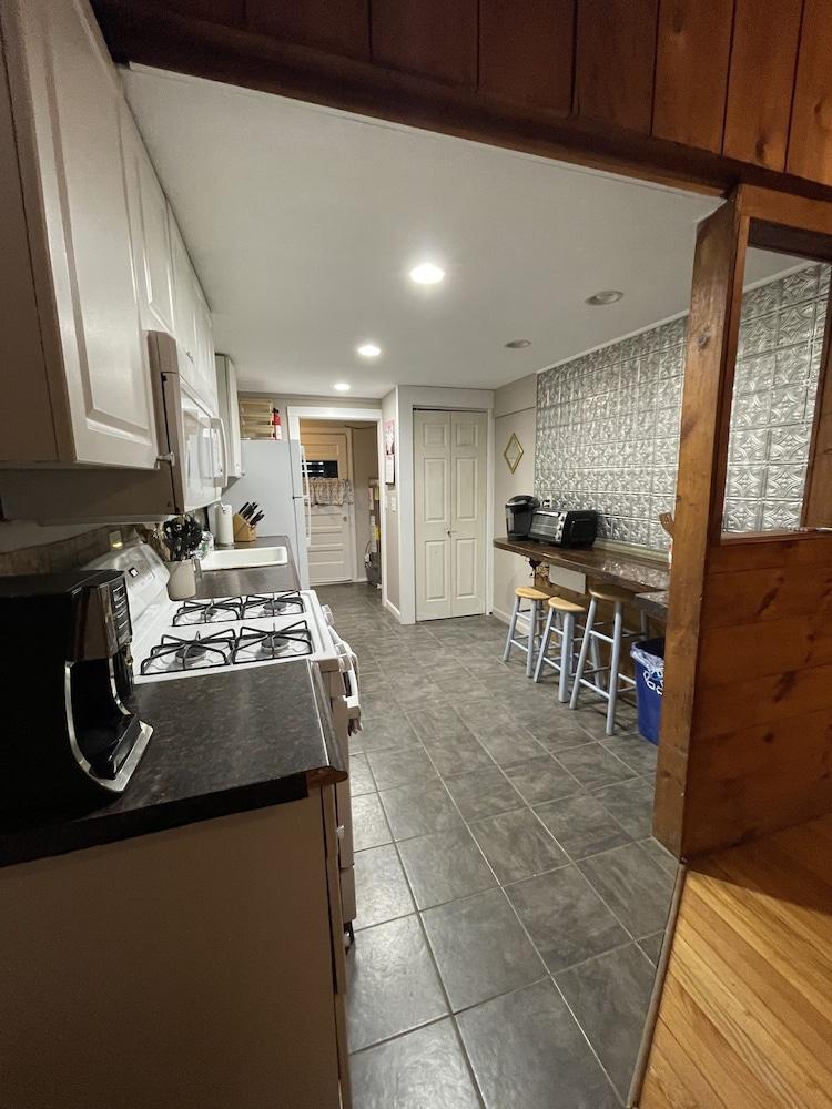 Brookside Hideaway, Brook Road Inn