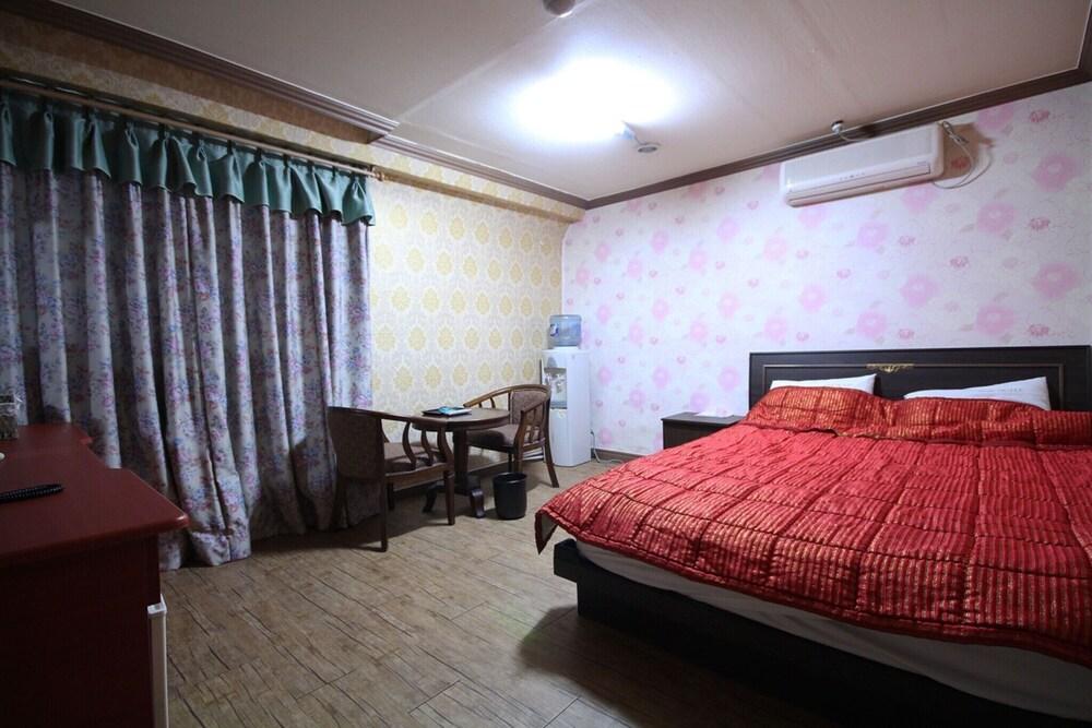 Busan Oncheonjang Shine