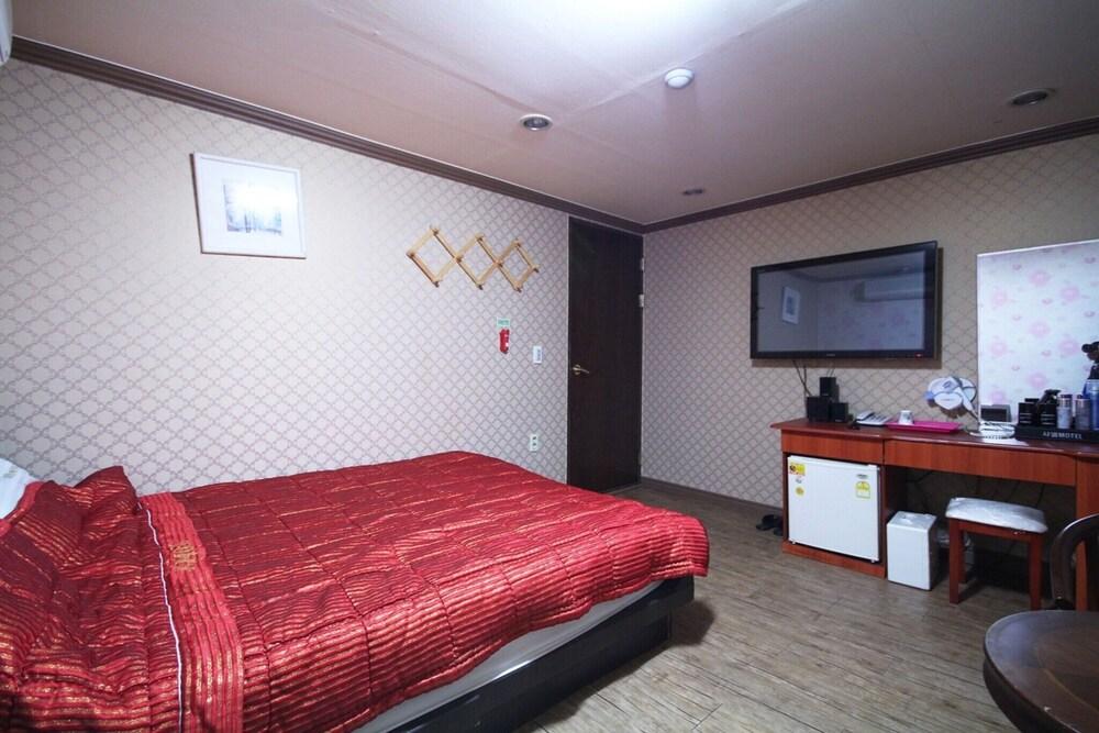 Busan Oncheonjang Shine