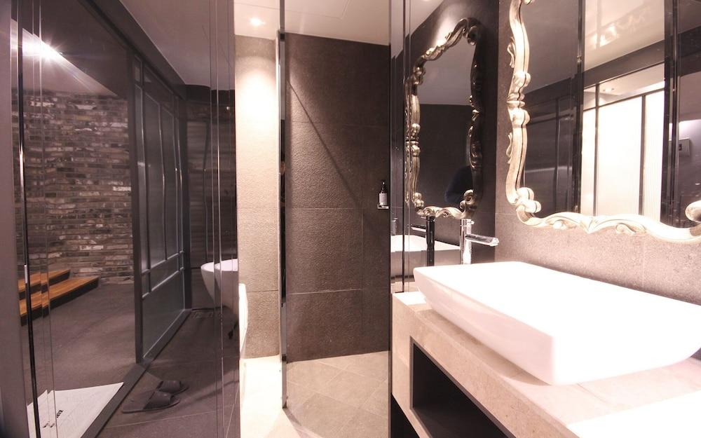 Busan Oncheonjang Mr Brick